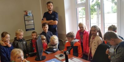 Przedszkolacy i uczniowie Szkoły Podstawowej z Biskupic Zab. odwiedzili Posterunek Policji