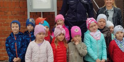 Przedszkolacy i uczniowie Szkoły Podstawowej z Biskupic Zab. odwiedzili Posterunek Policji