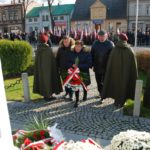 Mikstaczanie uczcili 101. rocznicę odzyskania niepodległości składając biało-czerwone wiązanki kwiatów pod pomnikiem na Rynku.