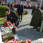 Mikstaczanie uczcili 101. rocznicę odzyskania niepodległości składając biało-czerwone wiązanki kwiatów pod pomnikiem na Rynku.
