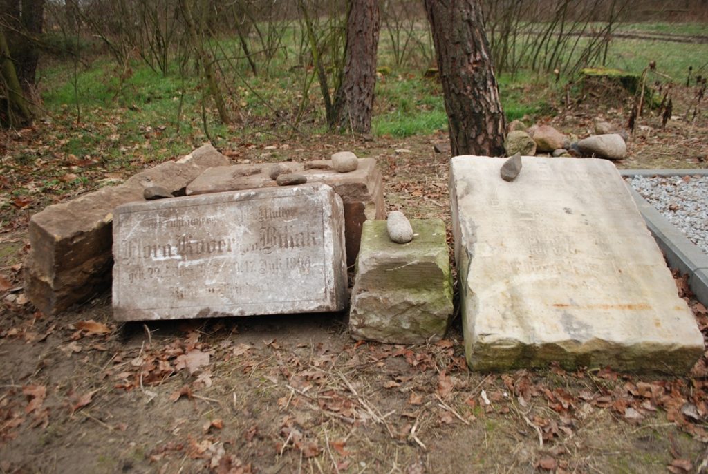 Przy pomniku pamięci mikstackich Żydów złożono fragmenty odnalezionych macew.