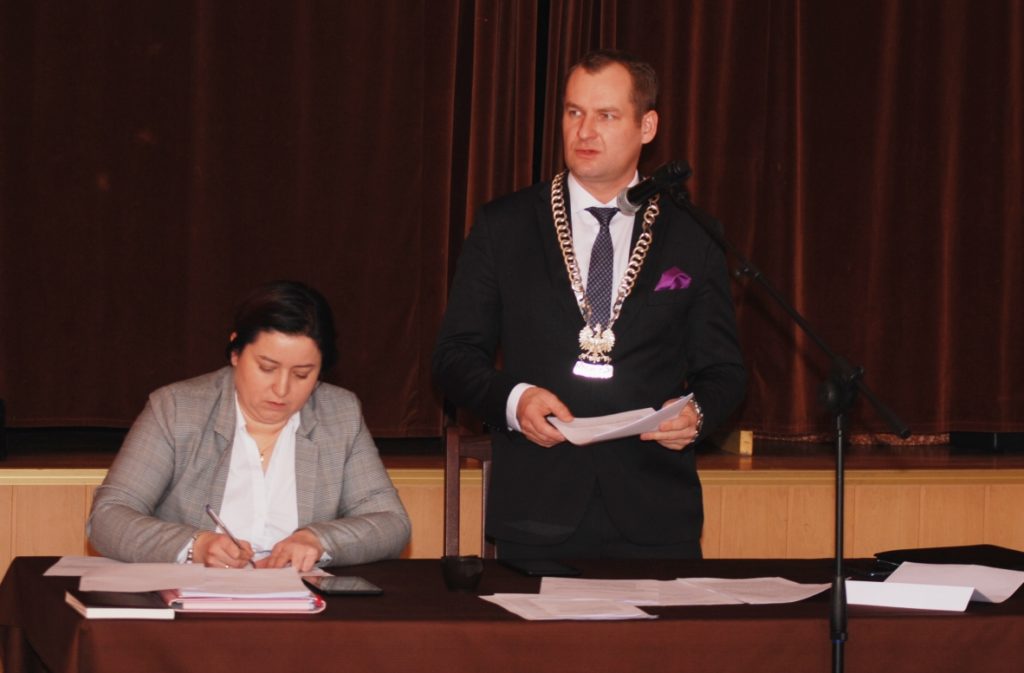 Przewodniczący Łukasz Dybul (obok wiceprzewodnicząca Barbara Rasiak) odczytał interpelacje złożone przez radnych).