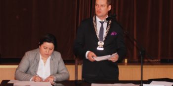 Przewodniczący Łukasz Dybul (obok wiceprzewodnicząca Barbara Rasiak) odczytał interpelacje złożone przez radnych).