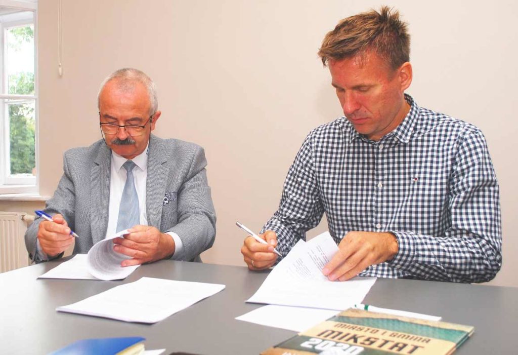 Burmistrz Henryk Zieliński i architekt Piotr Jański (z prawej) podpisali umowę na wykonanie dokumentacji projektowej nowego ośrodka zdrowia w Mikstacie. 