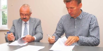 Burmistrz Henryk Zieliński i architekt Piotr Jański (z prawej) podpisali umowę na wykonanie dokumentacji projektowej nowego ośrodka zdrowia w Mikstacie.