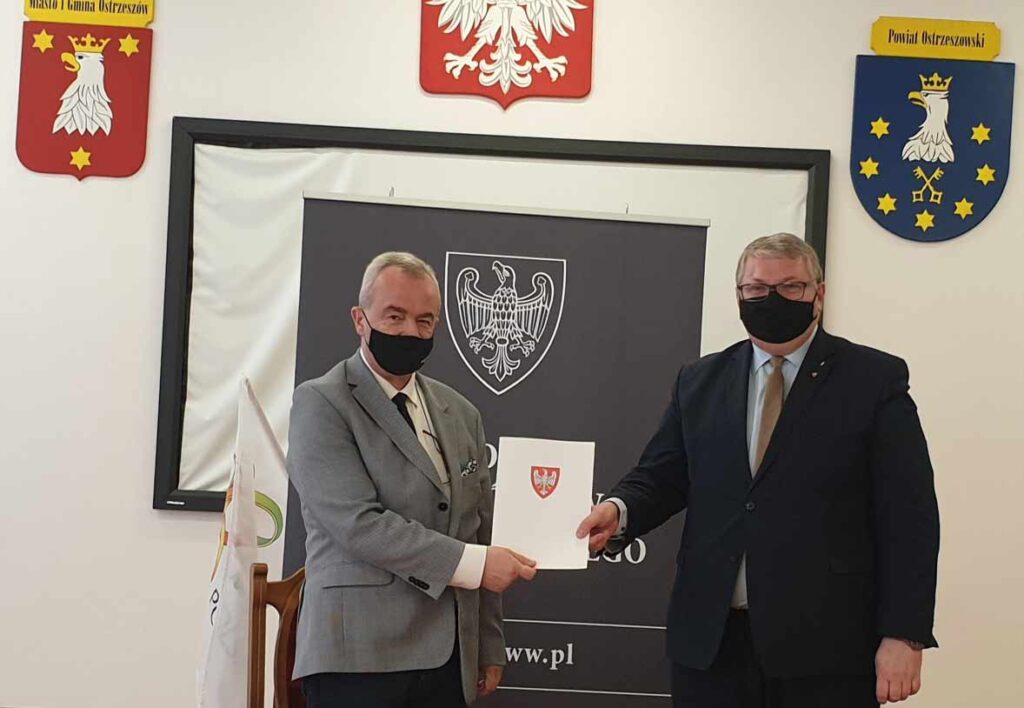 Umowę o dofinansowaniu budowy drogi podpisali wicemarszałek Krzysztof Grabowski (z prawej) i burmistrz Henryk Zieliński.