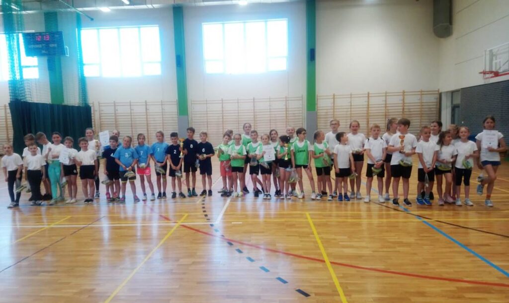 Uczniowie z Szkoły Podstawowej w Biskupicach Zabarycznych na drugim miejscu w VI Mistrzostwach w grach i zabawach ruchowych klas I–III w powiecie ostrzeszowskim.