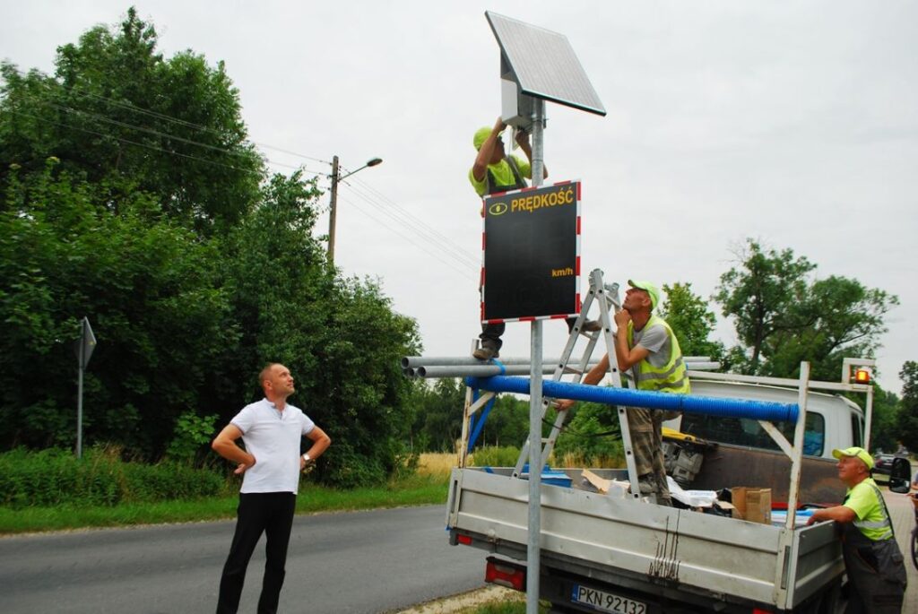 ygnalizatory prędkości w Komorowie zamontowano z inicjatywy Tomasza Maciejewskiego (z lewej).