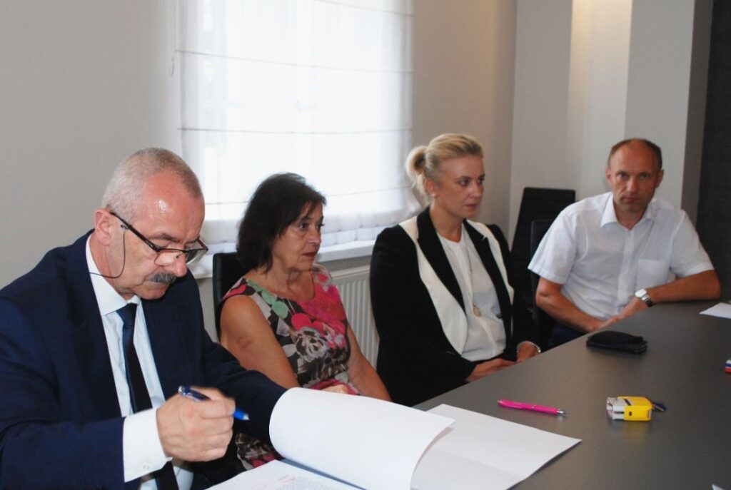 W imieniu miasta i gminy Mikstat umowę podpisali burmistrz Henryk Zieliński i skarbnik Teresa Michalak. 