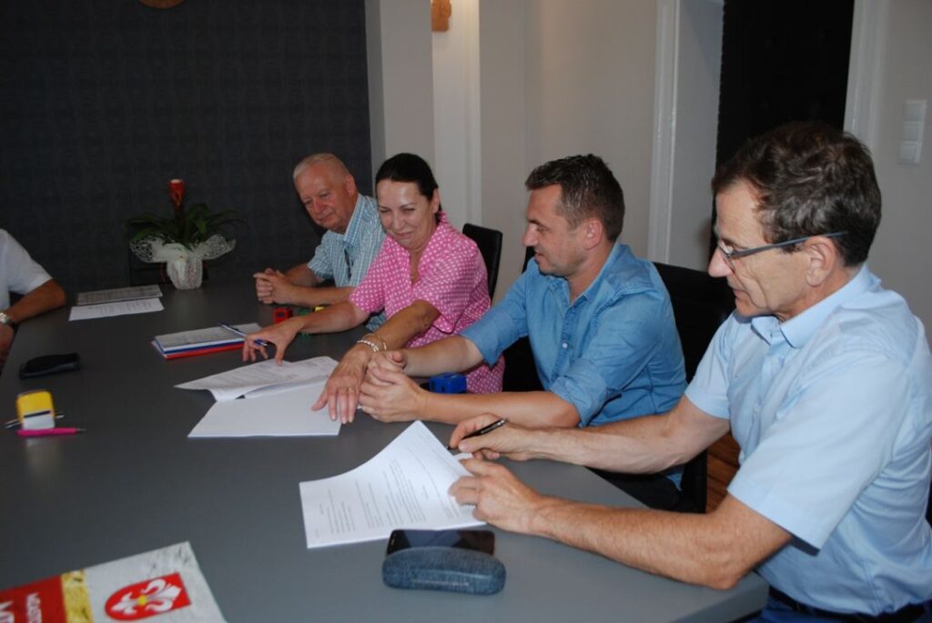 W imieniu PBD SA Kalisz podpisy złożyli: wiceprezes Bożena Salwierz i wiceprezes Mariusz Harendarz. 