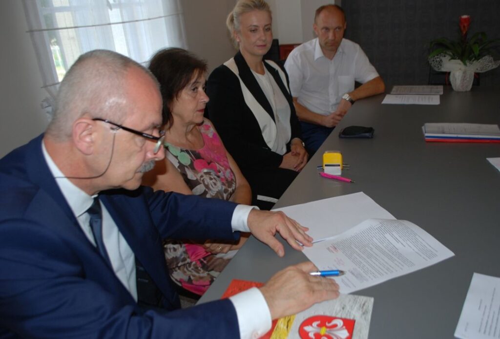 Przy podpisaniu umowy z wykonawcą obecna była poseł Katarzyna Sójka, która wspiera starania samorządu o dofinansowanie inwestycji gminnych z funduszy rządowych.