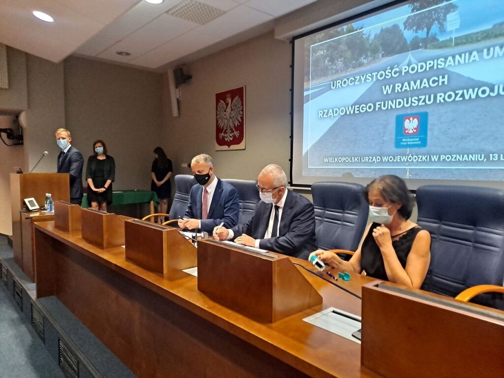 Umowę o przekazaniu dotacji z RFRD podpisali (od prawej): skarbnik Teresa Michalak, burmistrz Henryk Zieliński i wojewoda Michał Zieliński. 