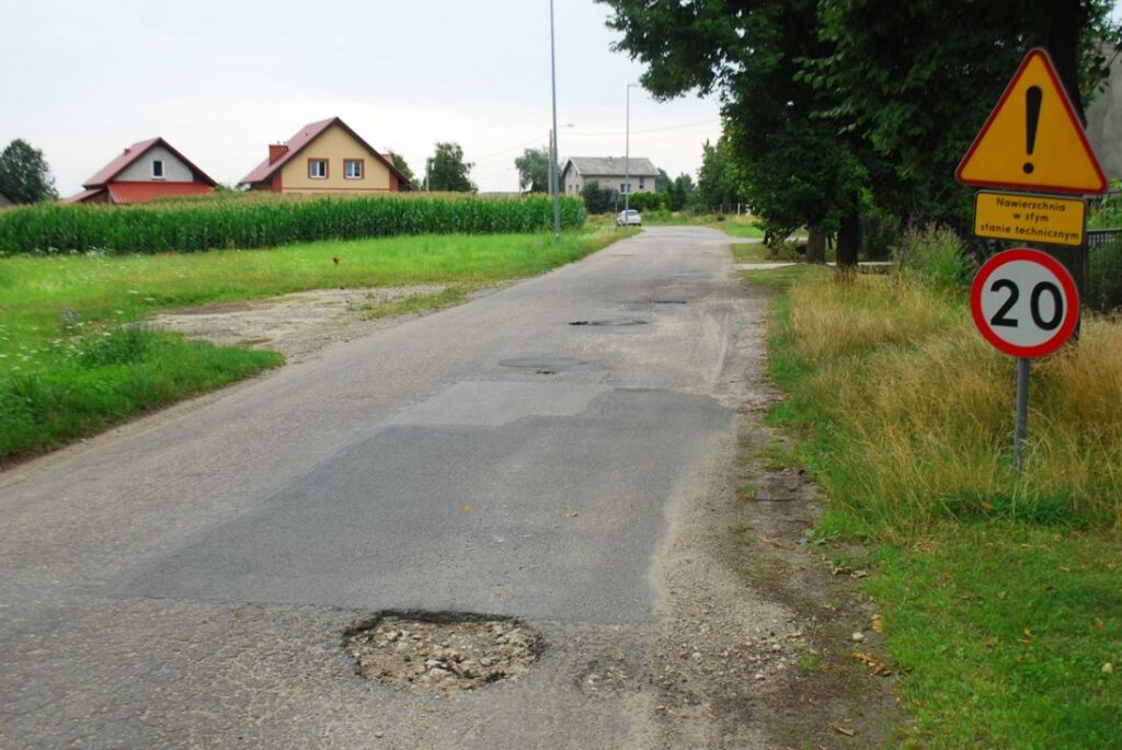 Dziurawa i zniszczona nawierzchnia drogi z Biskupic Zabarycznych do Kaliszkowic Ołobockich wymagała naprawy.
