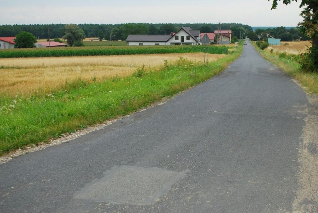 Dziurawa i zniszczona nawierzchnia drogi z Biskupic Zabarycznych do Kaliszkowic Ołobockich wymagała naprawy.