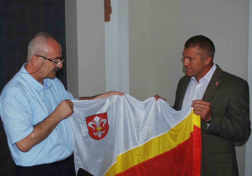 Burmistrz Henryk Zieliński (z lewej) wręczył generałowi Adamowi Joksowi flagę mikstacką. 