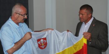 Burmistrz Henryk Zieliński (z lewej) wręczył generałowi Adamowi Joksowi flagę mikstacką.
