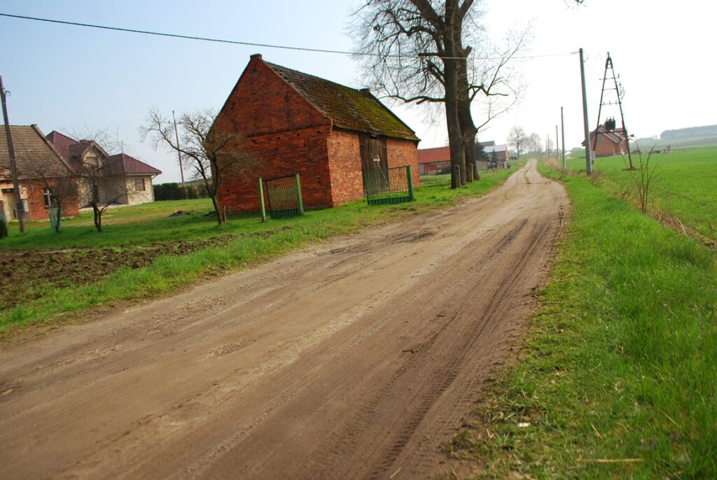 Droga na Kędziorach otrzyma nową nawierzchnię bitumiczną o szerokości 4 m. Fot. PK