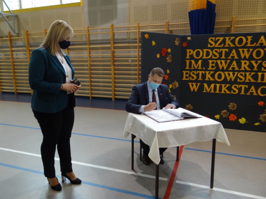 Fotorelacja z wizyty ministra edukacji i nauki Przemysława Czarnka w Szkole Podstawowej im. E. Estkowskiego w Mikstacie