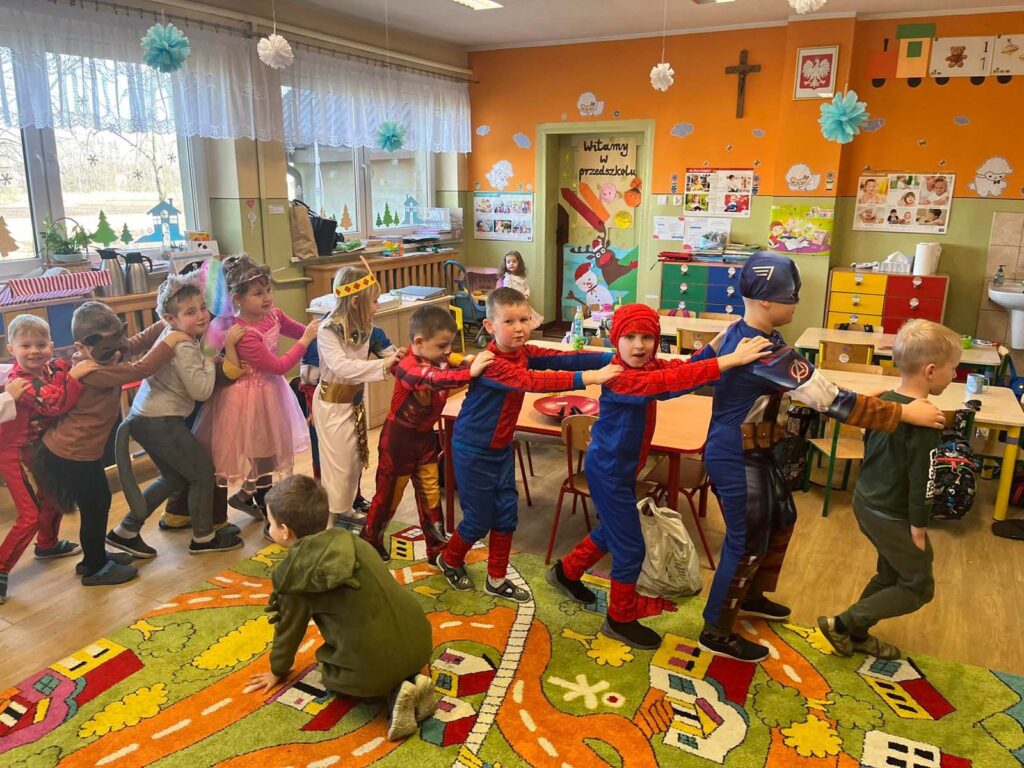 Bal przebierańców i tradycja Tłustego Czwartku w oddziale przedszkolnym w Kaliszkowicach Ołobockich.
