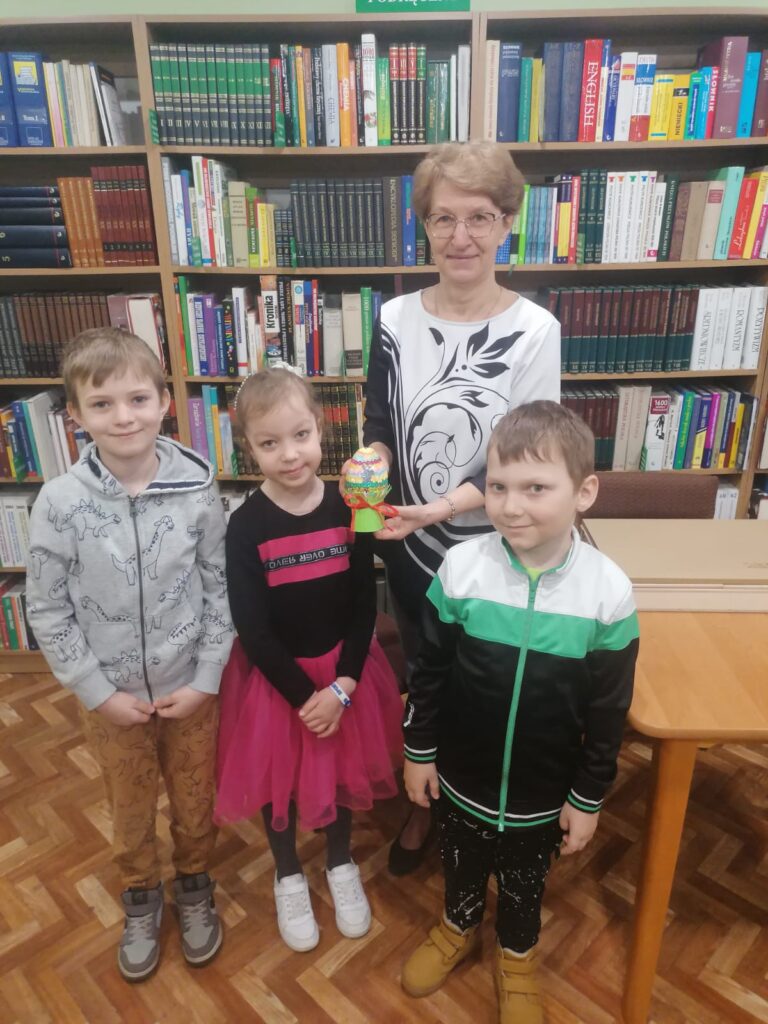 „Żabki” z Przedszkola w Mikstacie wybrały się do Biblioteki Publicznej