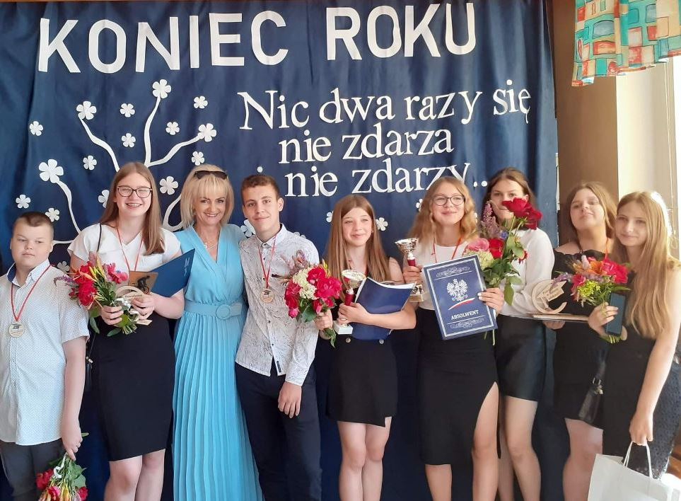 absolwenci Szkoły Podstawowej im. Ludwiki Wawrzyńskiej w Biskupicach Zabarycznych pożegnali się ze swoją szkoł
