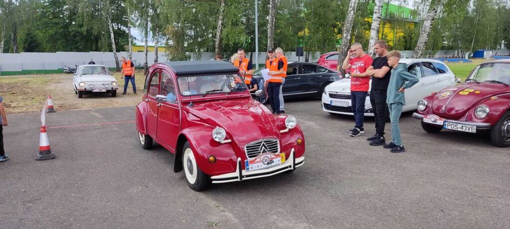 Uczestnicy XIX Rajdu Pojazdów Zabytkowych organizowanego przez Automobilklub Ostrowski