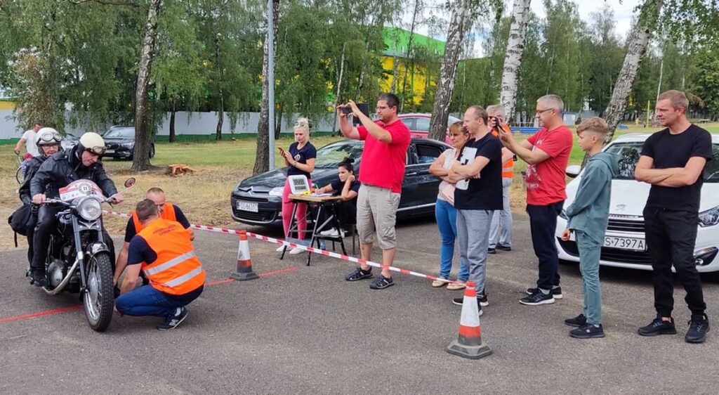 Uczestnicy XIX Rajdu Pojazdów Zabytkowych organizowanego przez Automobilklub Ostrowski