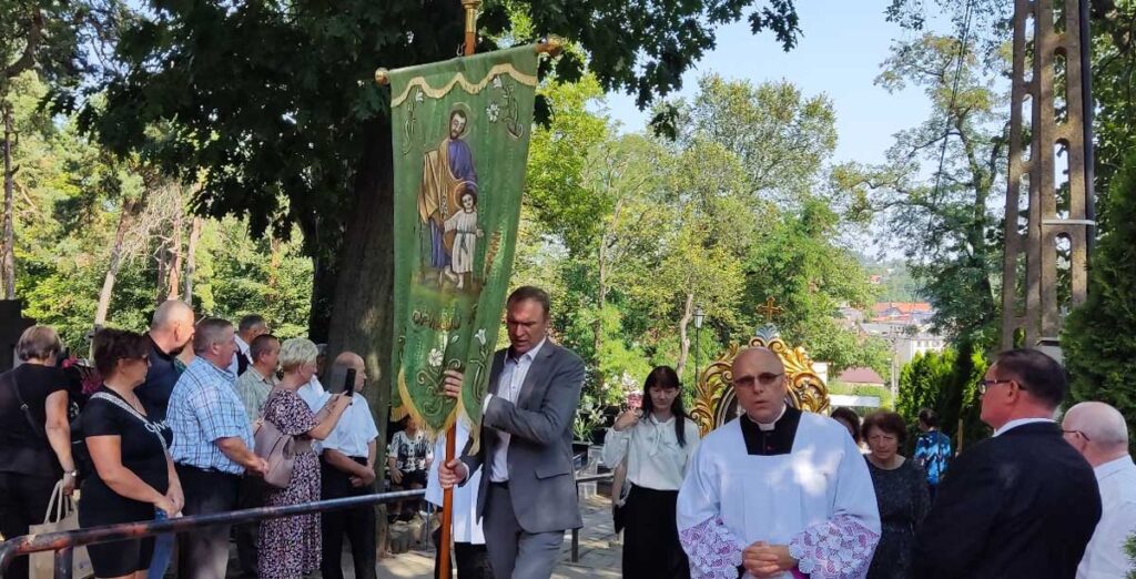 Msza święta na wzgórzu Diecezjalnego Sanktuarium św. Rocha w Mikstacie