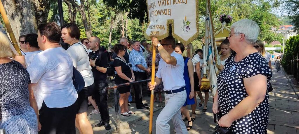 Msza święta na wzgórzu Diecezjalnego Sanktuarium św. Rocha w Mikstacie