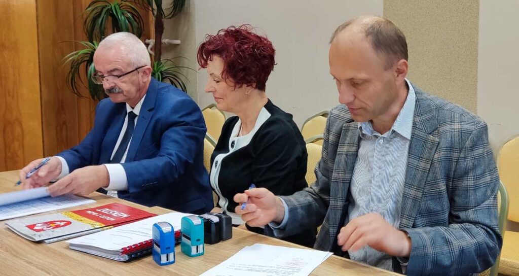 Umowa z wykonawcą, firmą MARDO Sport Sp. z o.o. z Puszczykowa została podpisana przez Henryka Zielińskiego, burmistrza Mikstatu 19 września.