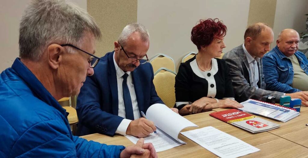 Umowa z wykonawcą, firmą MARDO Sport Sp. z o.o. z Puszczykowa została podpisana przez Henryka Zielińskiego, burmistrza Mikstatu 19 września.
