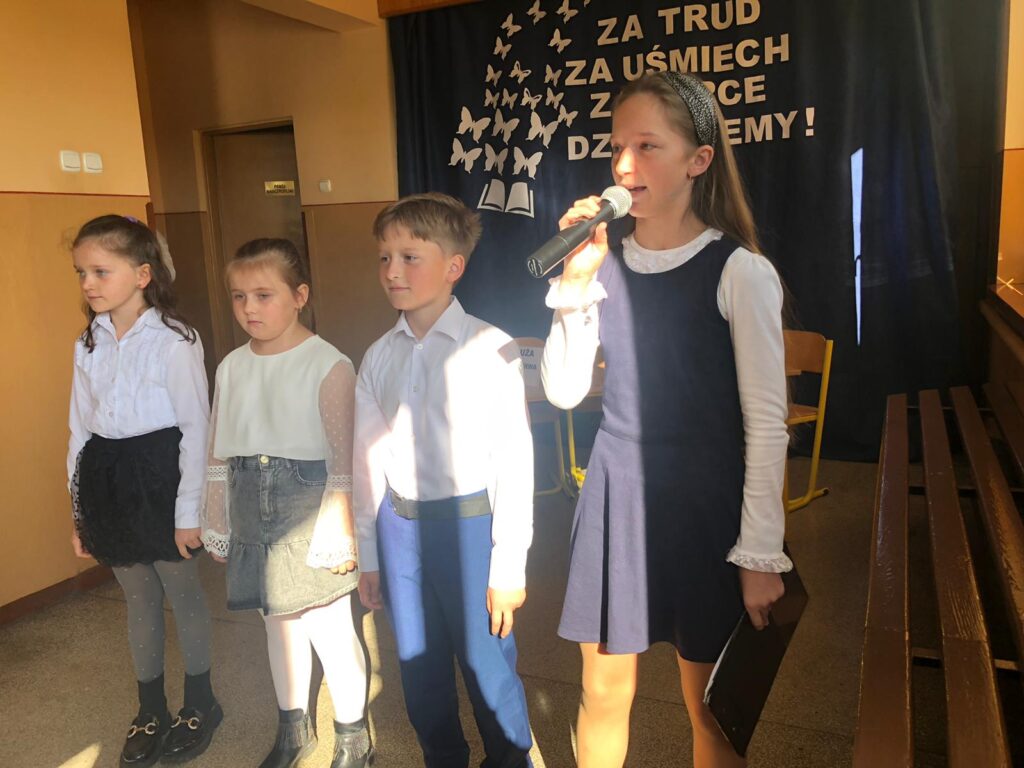 Uczniowie ze Szkoły Podstawowej im. L. Wawrzyńskiej w Biskupicach Zabarycznych z okazji Dnia Edukacji Narodowej