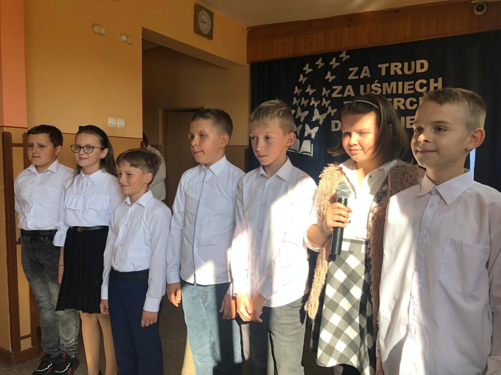 Uczniowie ze Szkoły Podstawowej im. L. Wawrzyńskiej w Biskupicach Zabarycznych z okazji Dnia Edukacji Narodowej