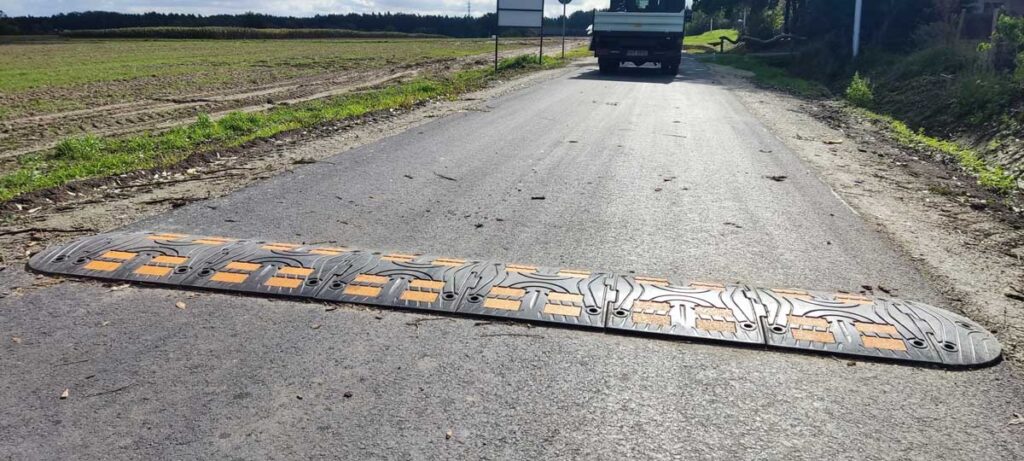 Odbiór techniczny zmodernizowanej drogi odbył się 4 października br. z udziałem przedstawicieli wykonawcy, Urzędu Miasta i Gminy oraz Nadleśnictwa Przedborów