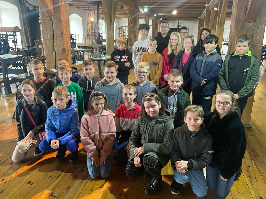 Uczniowie Szkoły Podstawowej z Biskupic Zabarycznych wybrali się 9 listopada br. na wycieczkę do Muzeum Historii Przemysłu w Opatówku.