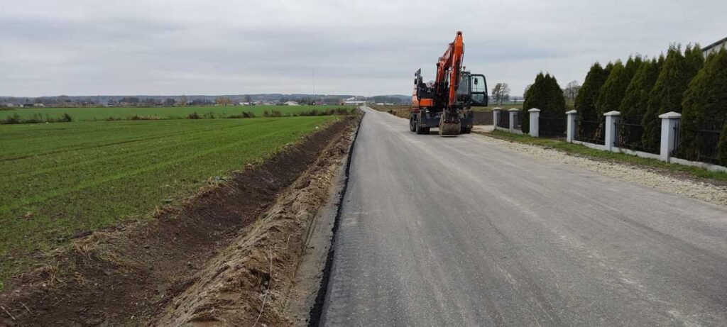 Trwają prace przy budowie blisko 1,5 km odcinka drogi w Kaliszkowicach Kaliskich „na Maderę”.