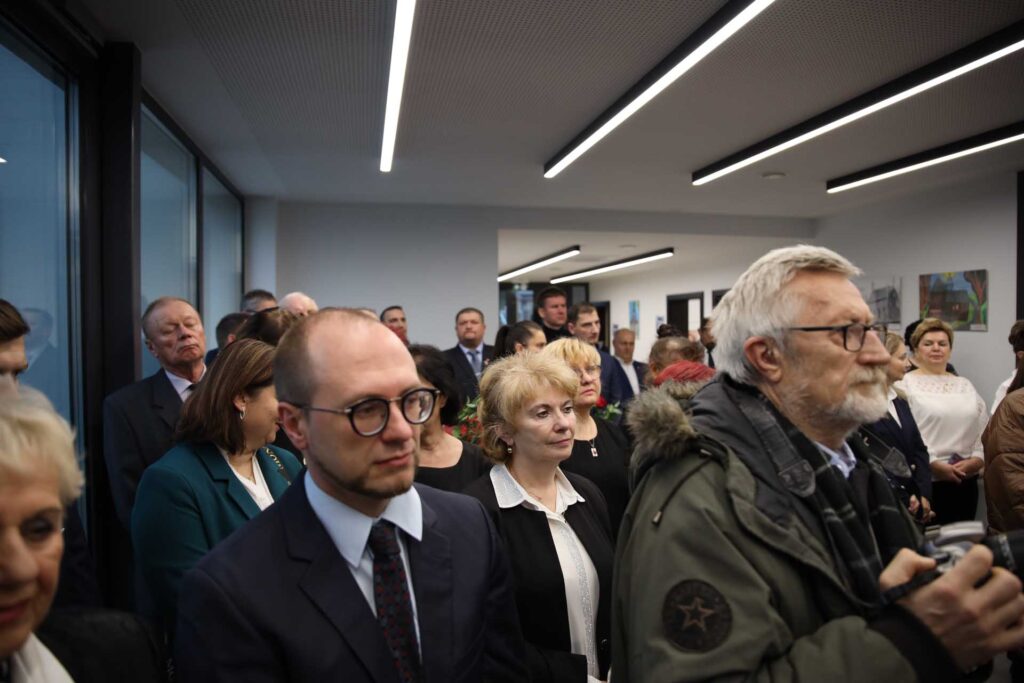 Nowy miejsko-gminny ośrodek zdrowia w Mikstacie został oficjalnie otwarty w poniedziałek, 5 grudnia 2022 r.