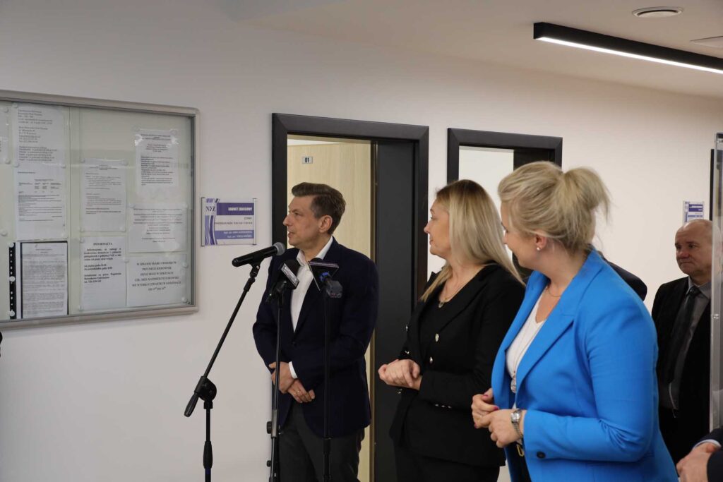 Nowy miejsko-gminny ośrodek zdrowia w Mikstacie został oficjalnie otwarty w poniedziałek, 5 grudnia 2022 r.