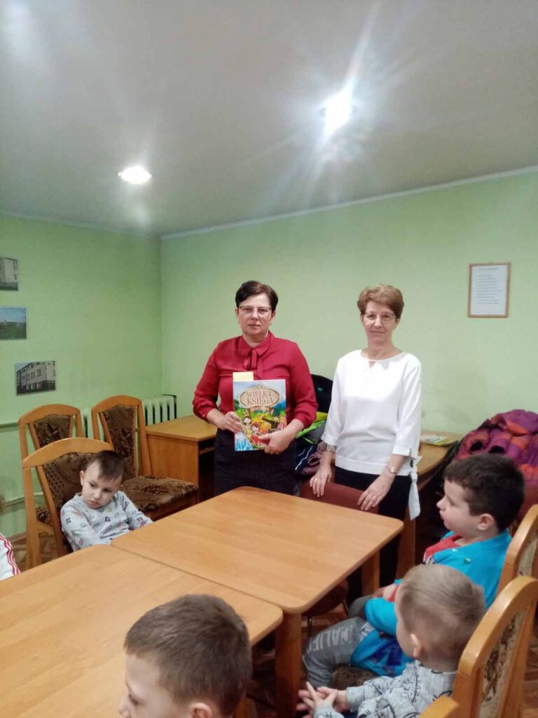 przedszkolaki z Przedszkola w Mikstacie gościły w bibliotece