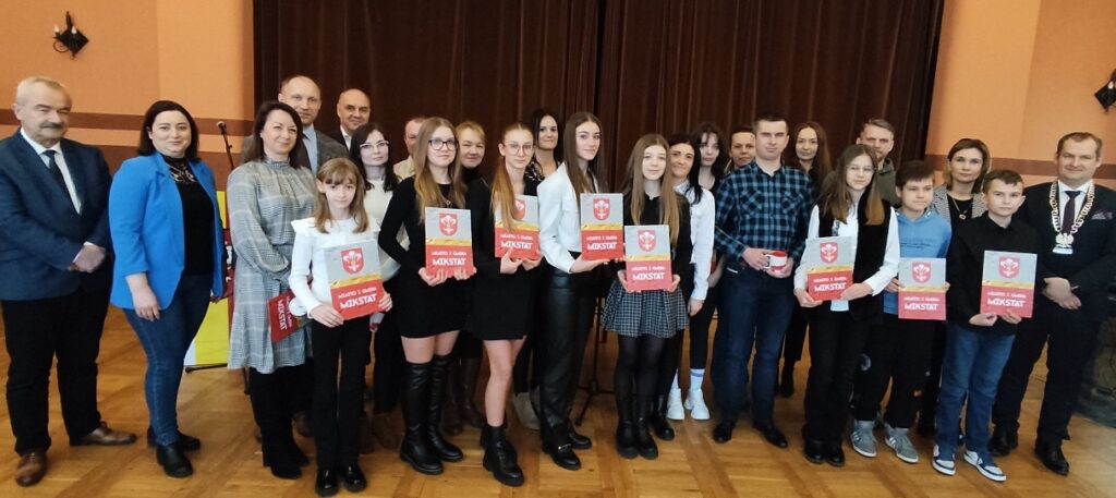 13 młodych sportowców - 10 dziewcząt i 3 chłopców – z miasta i gminy Mikstat otrzymało nagrody burmistrza Mikstatu za bardzo dobre osiągnięcia w rywalizacji sportowej