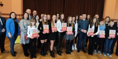 13 młodych sportowców - 10 dziewcząt i 3 chłopców – z miasta i gminy Mikstat otrzymało nagrody burmistrza Mikstatu za bardzo dobre osiągnięcia w rywalizacji sportowej