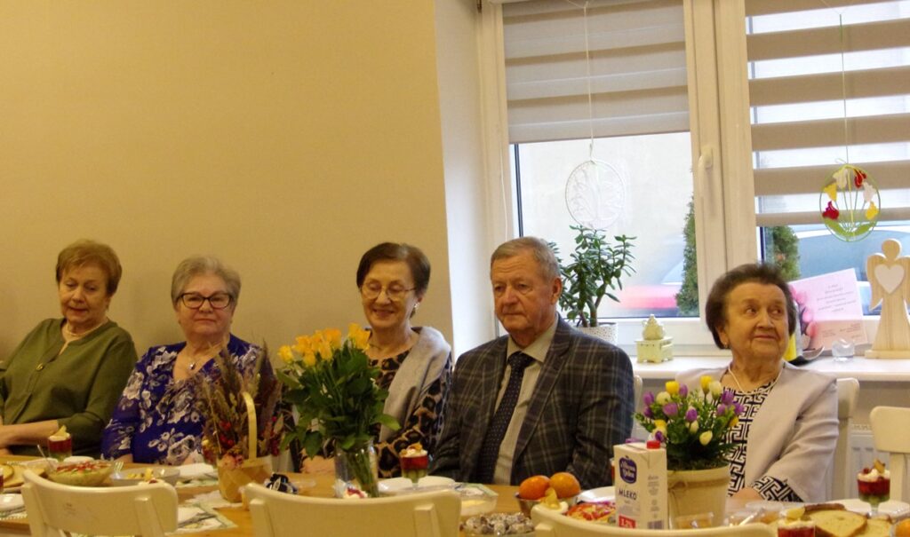 burmistrz Mikstatu z bukietem tulipanów odwiedził mikstacki Klub Senior+