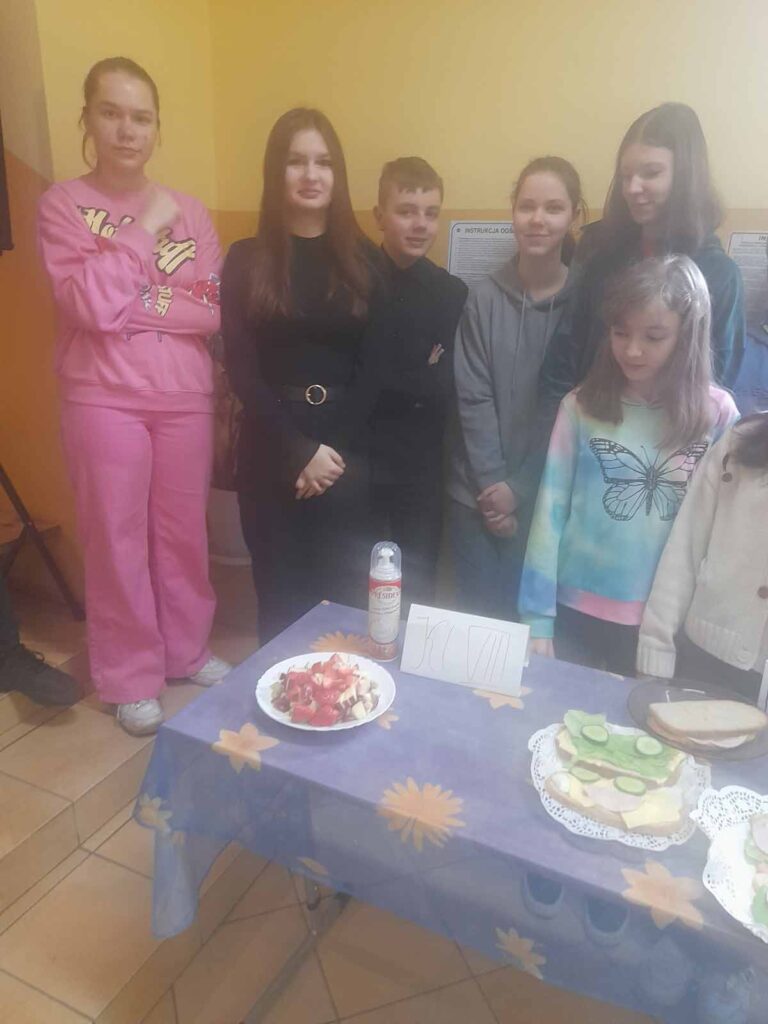 uczniowie Szkoły Podstawowej z oddziałem przedszkolnym w Kaliszkowicach Ołobockich pożegnali zimę