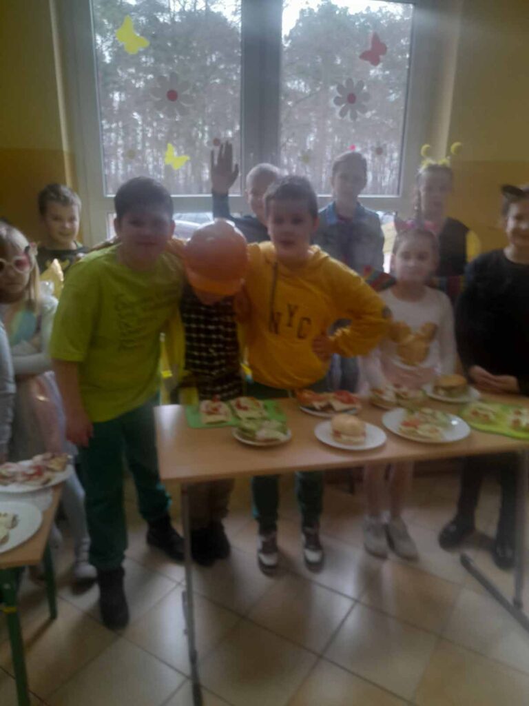 uczniowie Szkoły Podstawowej z oddziałem przedszkolnym w Kaliszkowicach Ołobockich pożegnali zimę