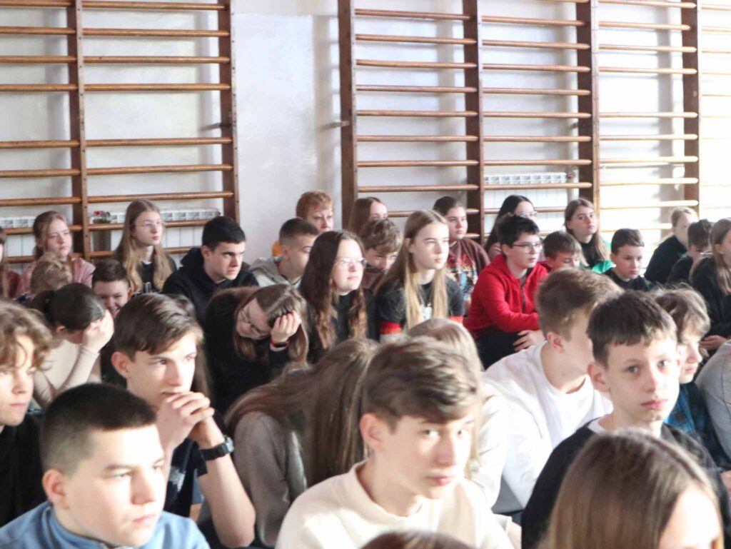 Młodzież szkolna aktywnie uczestniczyła w spotkaniu.