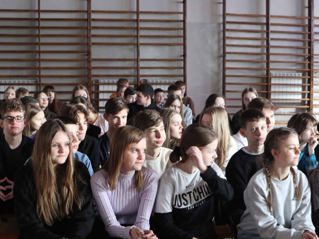 Młodzież szkolna aktywnie uczestniczyła w spotkaniu.