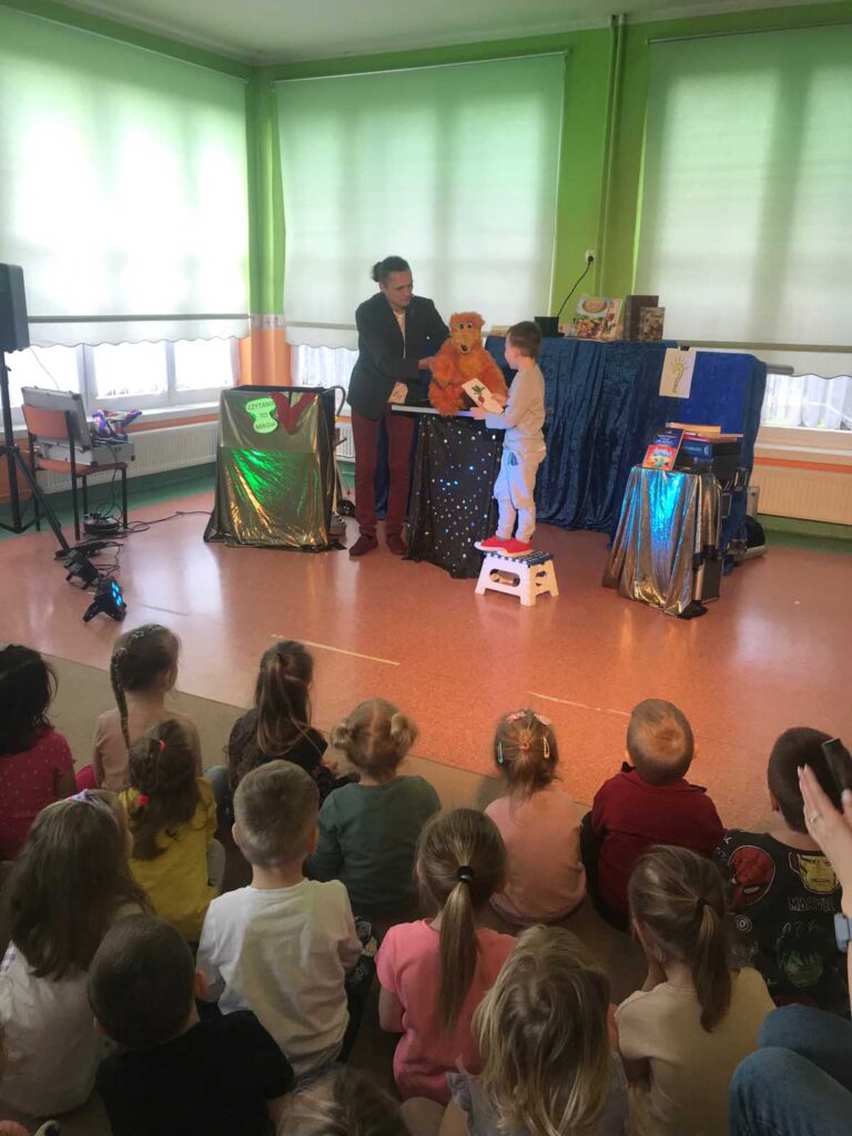 spotkanie dzieci z Przedszkola Publicznego w Mikstacie z Panem Piotrem Szumnym