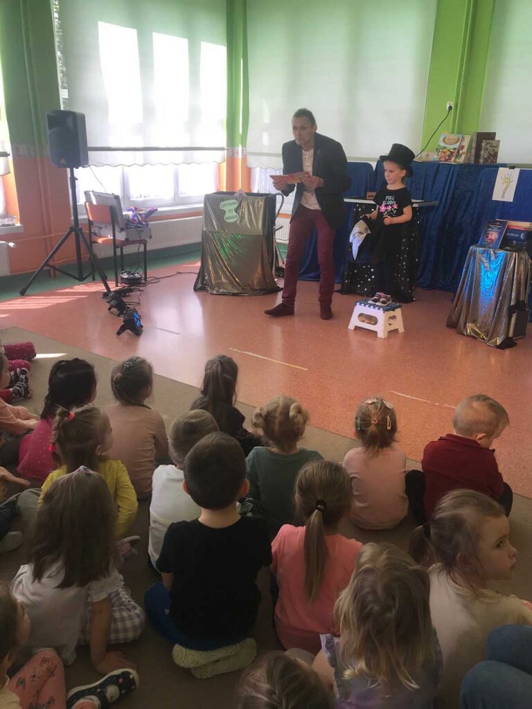 spotkanie dzieci z Przedszkola Publicznego w Mikstacie z Panem Piotrem Szumnym