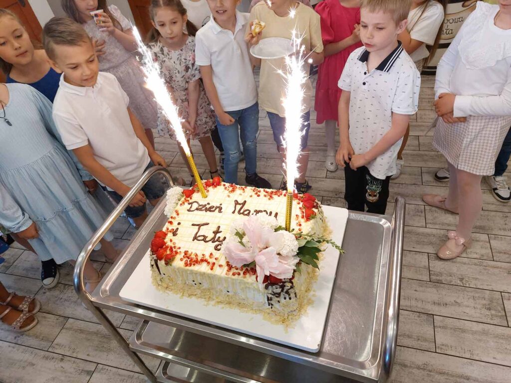 uczniowie klasy 2a ze Szkoły Podstawowej im. E. Estkowskiego w Mikstacie świętowali Dzień Mamy i Taty