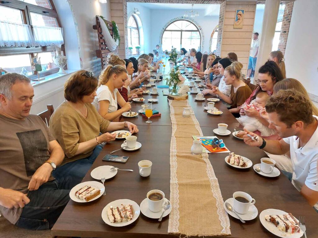 uczniowie klasy 2a ze Szkoły Podstawowej im. E. Estkowskiego w Mikstacie świętowali Dzień Mamy i Taty